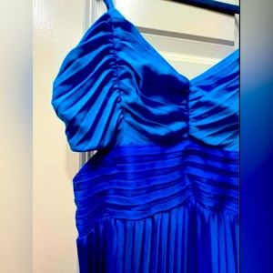 Wear it 2 times, selling it because I need to change my closet items.